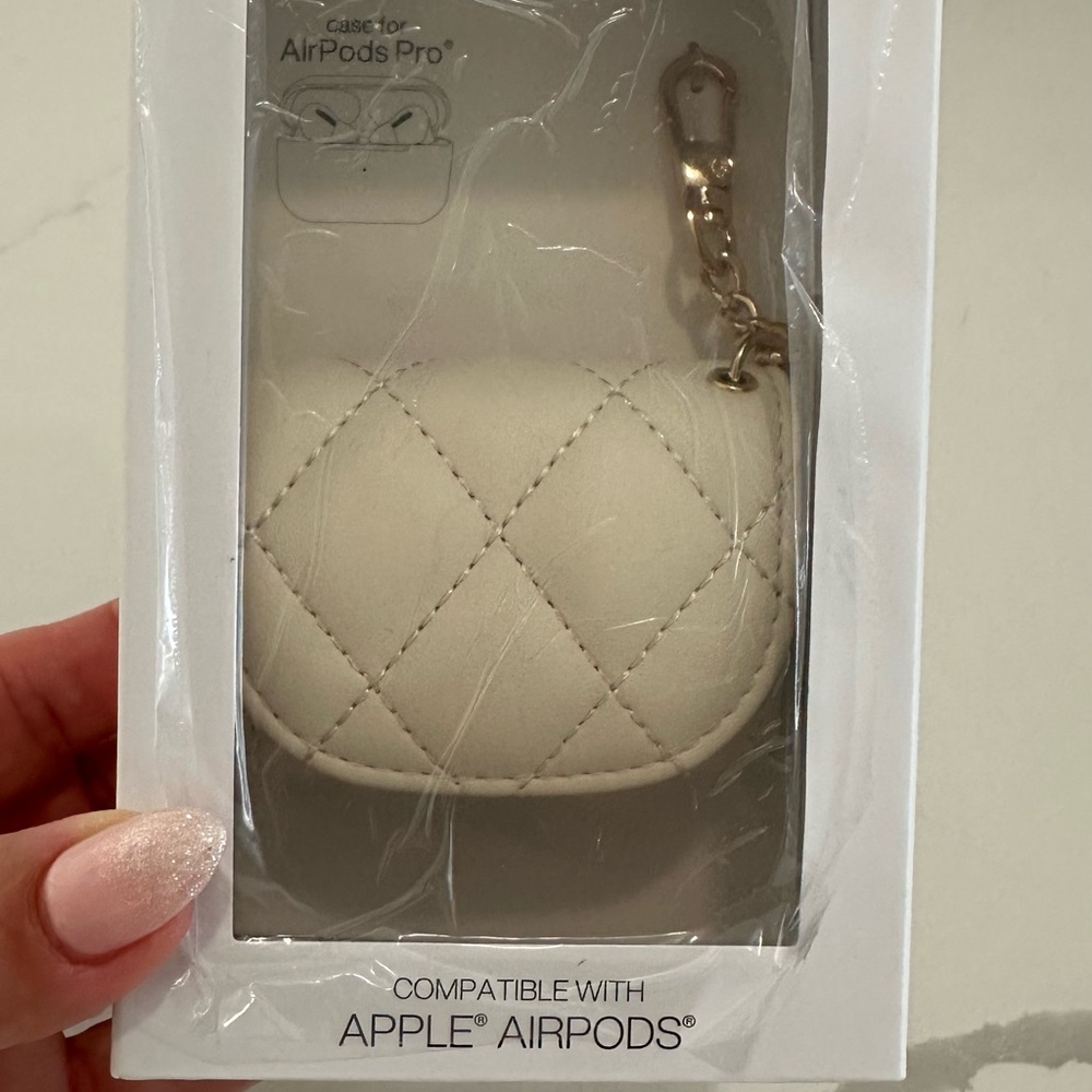 ✨ NWT Express Quilted AirPods Pro Case with Chain – Beige ✨